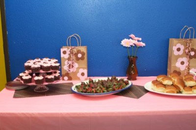 The daisy cupcakes and chocolate dipped strawberries.